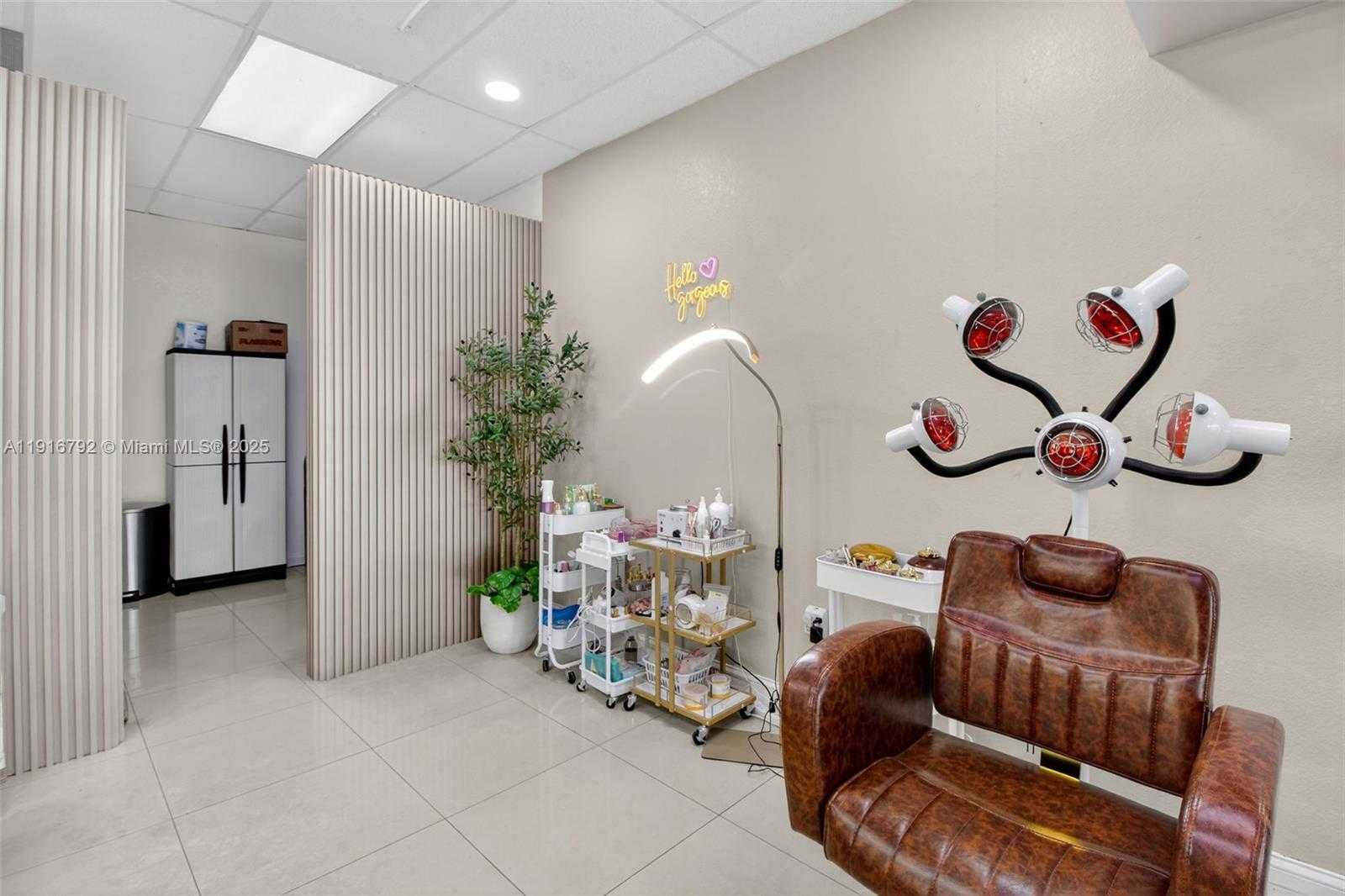 Small Image of SALON FOR SALE ON 8TH STREET, Miami Number 10