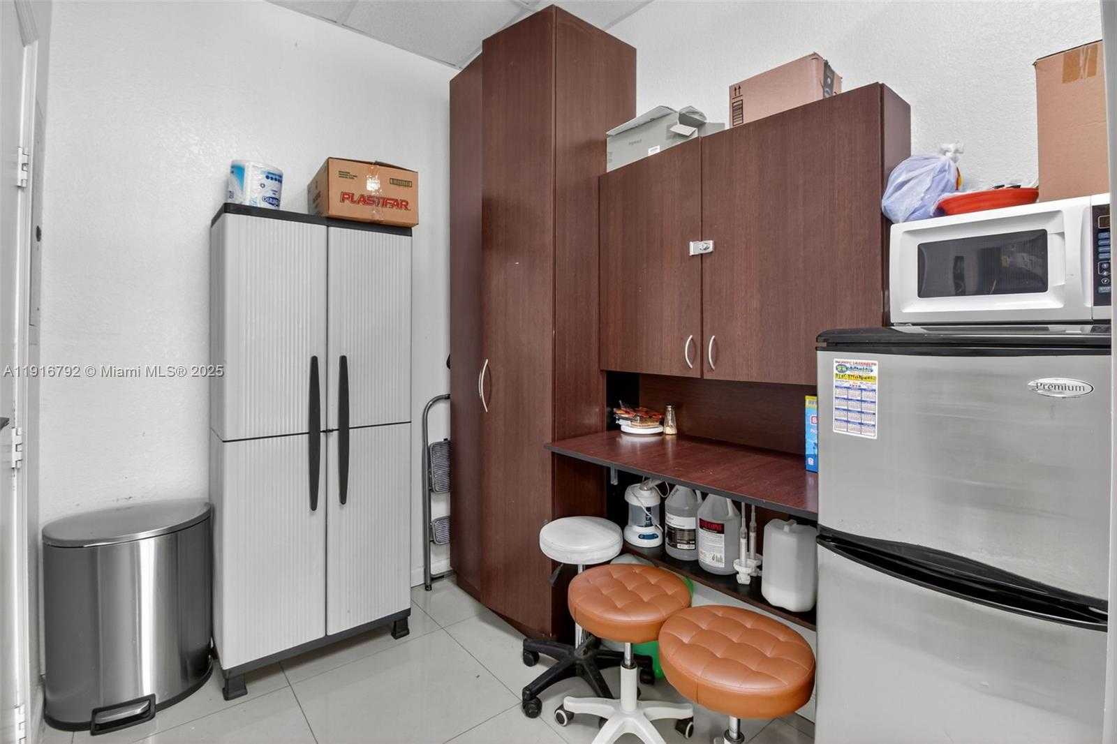 Small Image of SALON FOR SALE ON 8TH STREET, Miami Number 11