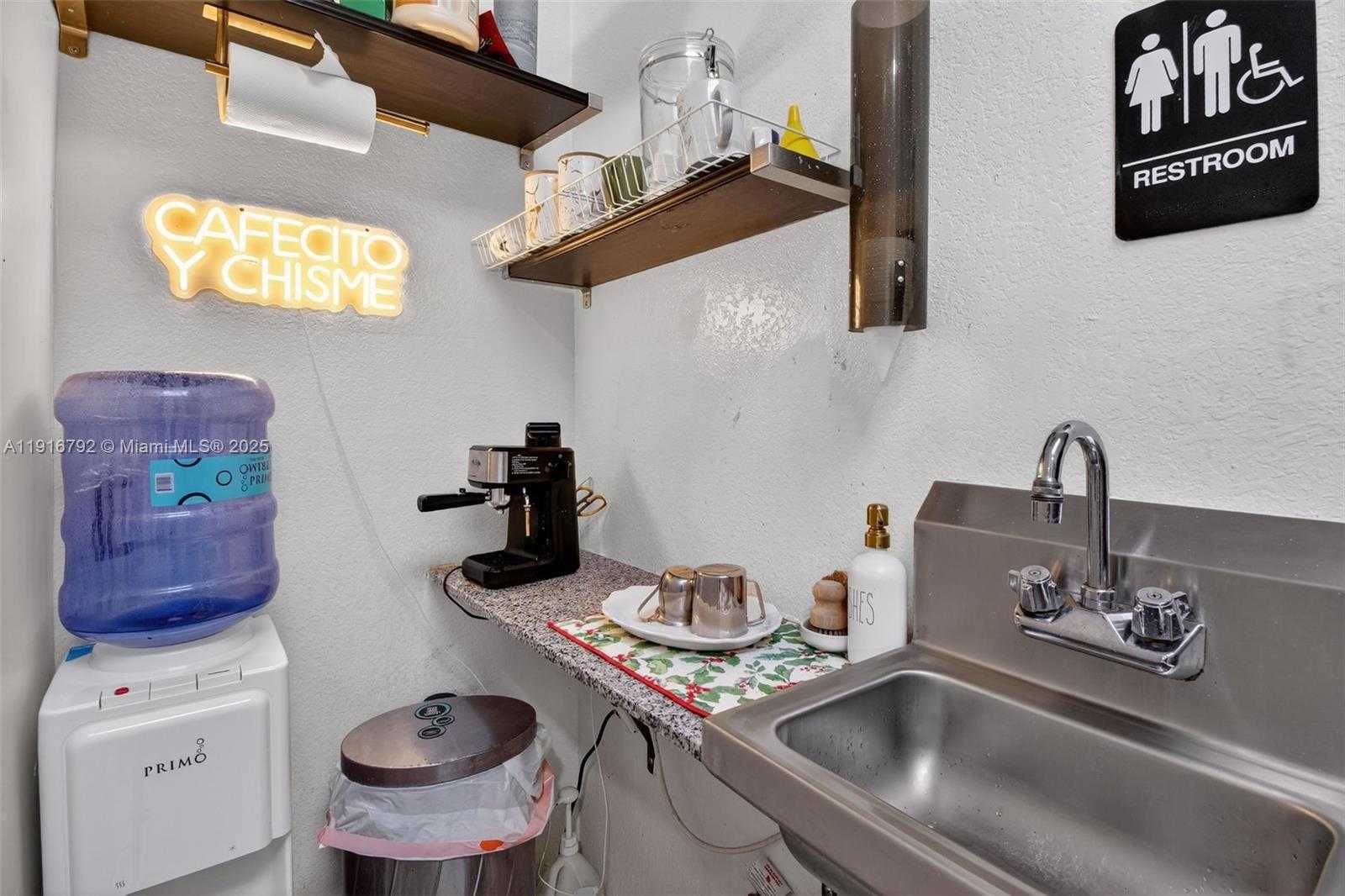 Small Image of SALON FOR SALE ON 8TH STREET, Miami Number 12