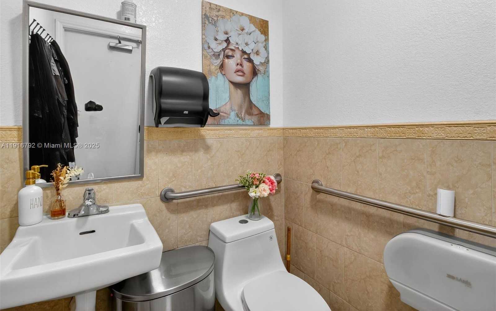 Small Image of SALON FOR SALE ON 8TH STREET, Miami Number 13