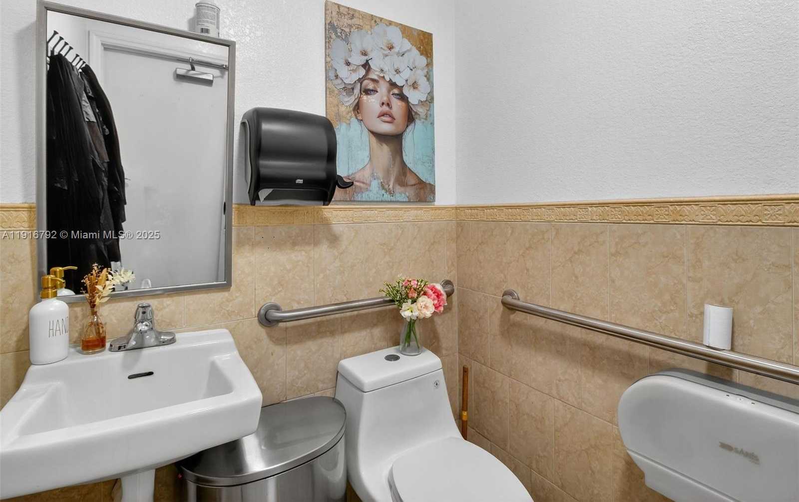 Small Image of SALON FOR SALE ON 8TH STREET, Miami Number 14