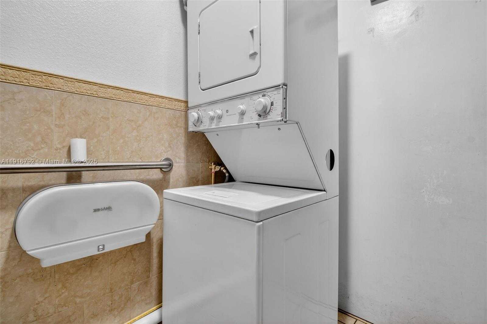 Small Image of SALON FOR SALE ON 8TH STREET, Miami Number 15