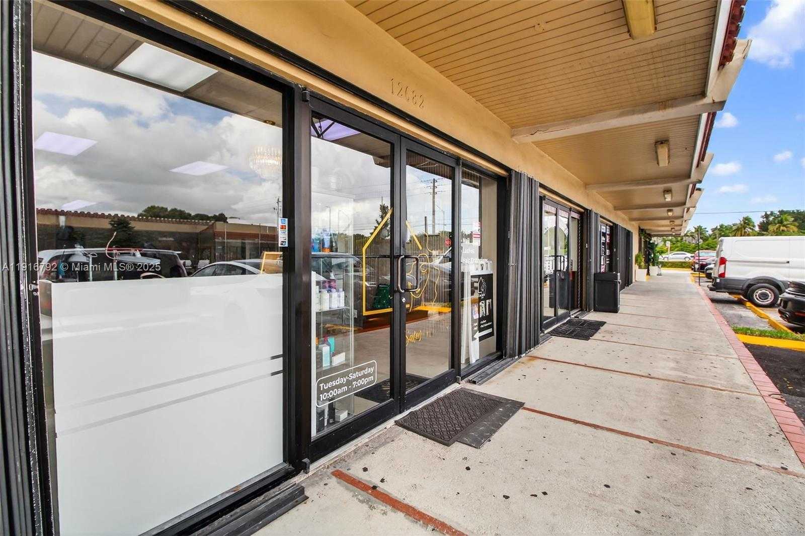 Small Image of SALON FOR SALE ON 8TH STREET, Miami Number 17